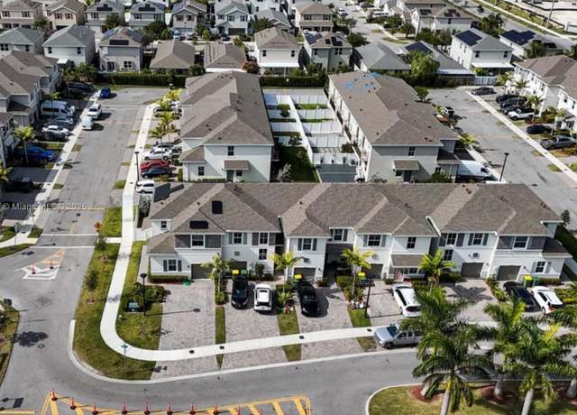 Property at 752 SE 17th St, Homestead, FL 33034, 3 beds, 2.5 baths