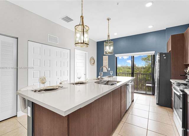 Property at 8025 NW 104th Ave #23, Doral, FL 33178, 2 beds, 2.5 baths