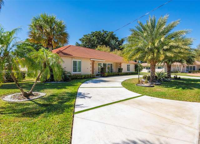 Property at 19220 S Saint Andrews Dr, Hialeah, FL 33015, 3 beds, 2.5 baths