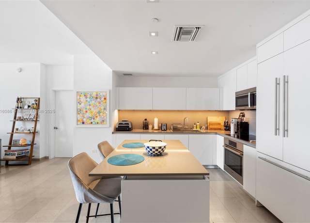 Property at 88 SW 7th St #1205, Miami, FL 33130, 2 beds, 2.5 baths