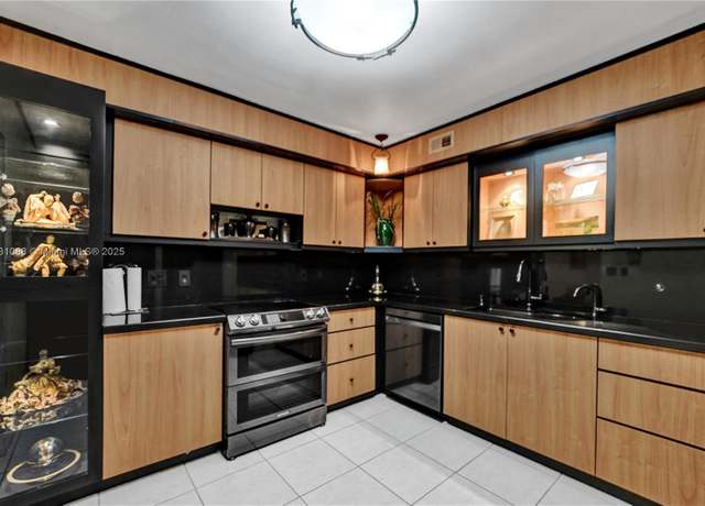 Property at 2802 N 46th Ave Unit B425, Hollywood, FL 33021, 1 bed, 1.5 baths