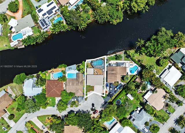 Property at 735 NW 35th St, Oakland Park, FL 33309, 3 beds, 3.5 baths