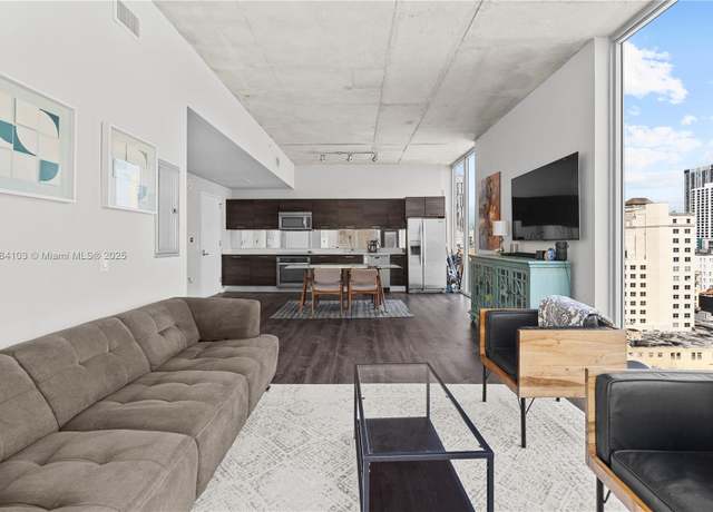 Property at 151 SE 1st St #1402, Miami, FL 33131, 1 bed, 1 bath