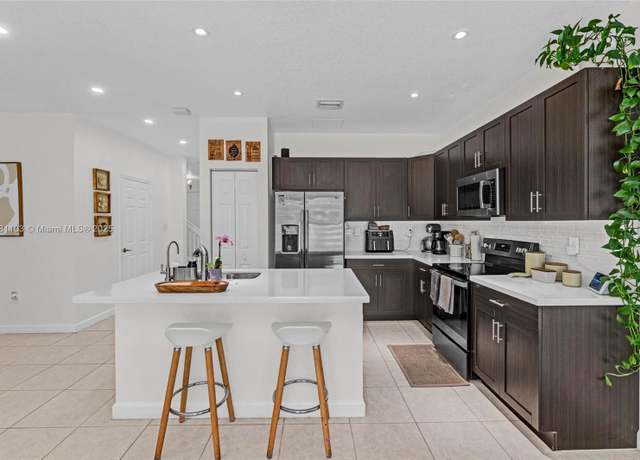 Property at 10021 W 32nd Ln, Hialeah, FL 33018, 4 beds, 3.5 baths