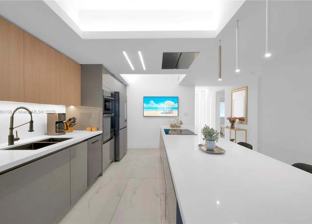 Property at 10700 NW 66th St #103, Doral, FL 33178, 3 beds, 2.5 baths