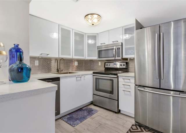 Property at 2600 Collins Ave #204, Miami Beach, FL 33140, 2 beds, 2 baths