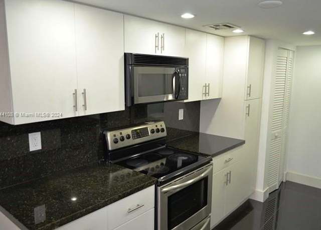 Property at 290 174th St Unit M10, Sunny Isles Beach, FL 33160, 3 beds, 2 baths