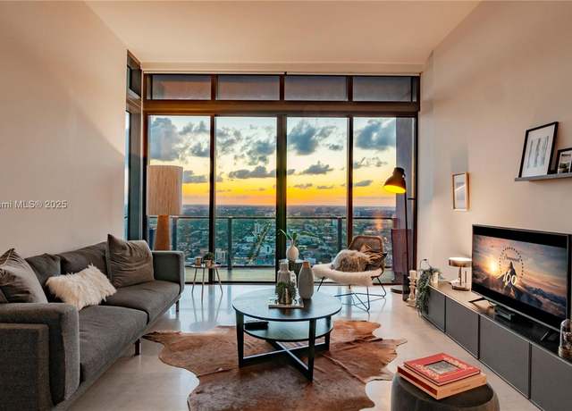 Property at 88 SW 7th St #4008, Miami, FL 33130, 1 bed, 1.5 baths