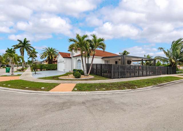 Property at 2911 SW 149th Pl, Miami, FL 33185, 4 beds, 3 baths
