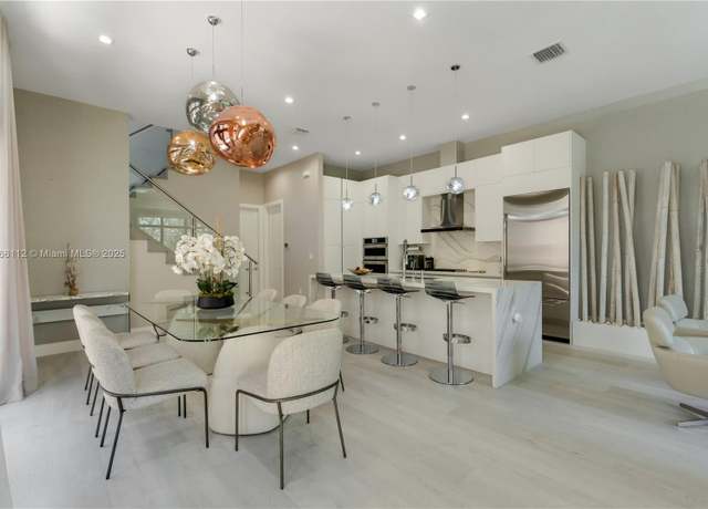 Property at 8262 NW 46th St, Doral, FL 33166, 4 beds, 3.5 baths