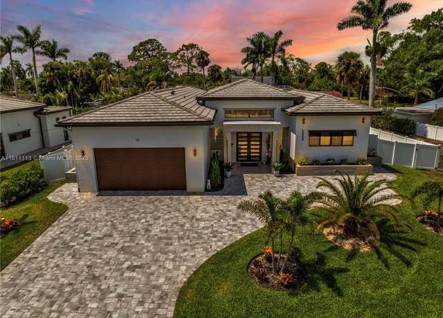 Property at 1324 Longwood Dr, Fort Myers, FL 33919, 3 beds, 4 baths