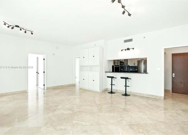 Property at 31 SE 5th St #4021, Miami, FL 33131, 3 beds, 2.5 baths