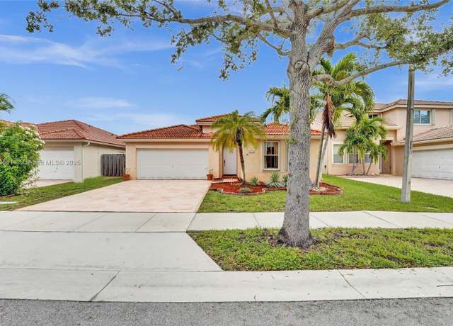 Property at 14125 S Cypress Cove Cir, Davie, FL 33325, 3 beds, 2.5 baths