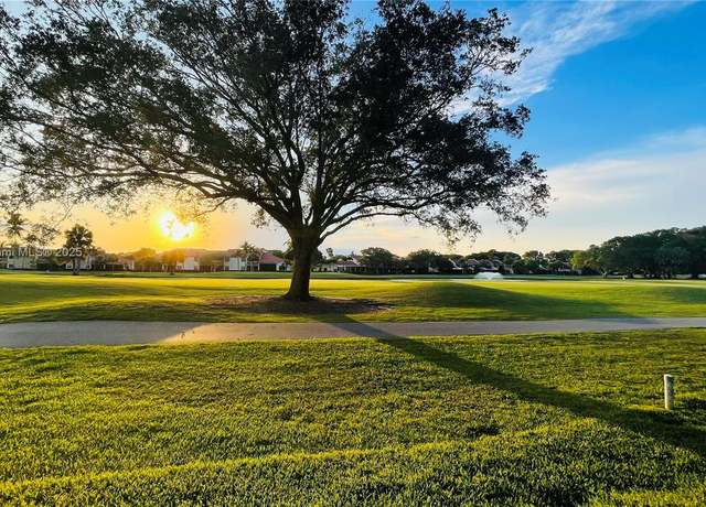 Property at 30 Windsor Ln, Palm Beach Gardens, FL 33418, 3 beds, 2.5 baths