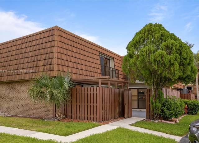 Property at 1170 SW 118th Ter, Davie, FL 33325, 3 beds, 2.5 baths