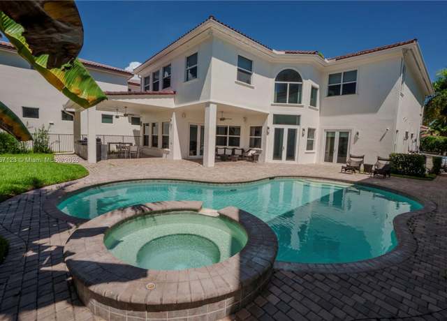 Property at 822 Meridian Ln, Hollywood, FL 33019, 5 beds, 4.5 baths