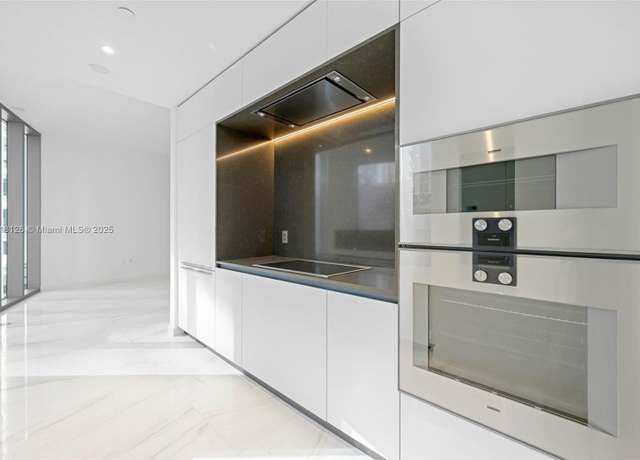 Property at 300 Biscayne Blvd Way #1105, Miami, FL 33131, 1 bath