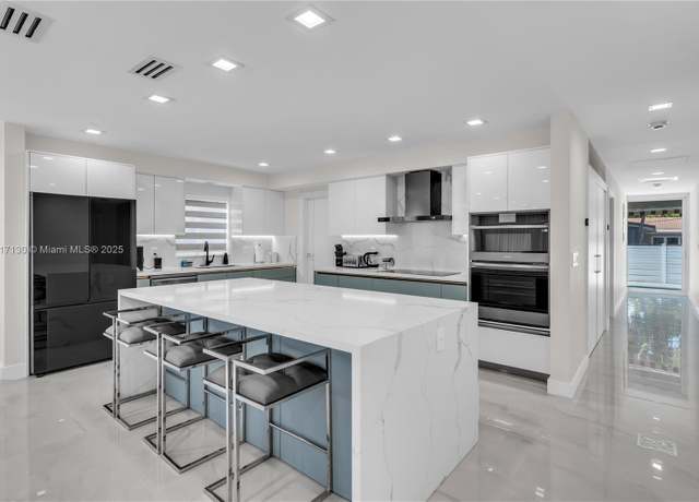 Property at 1045 Hollywood Blvd, Hollywood, FL 33019, 3 beds, 2 baths