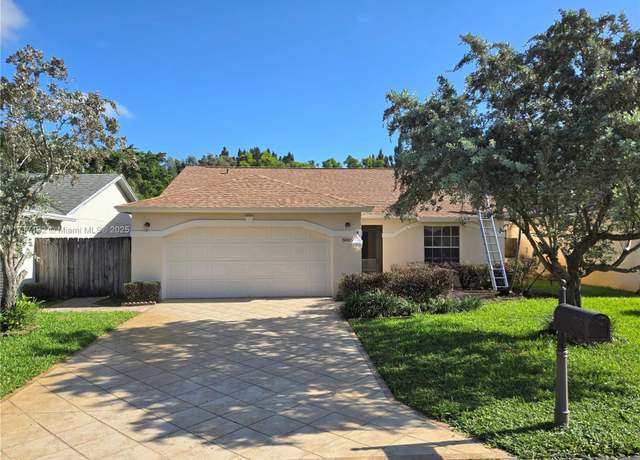 Property at 5065 N Foxhall Dr N, West Palm Beach, FL 33417, 2 beds, 2 baths