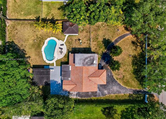 Property at 6835 SW 112th St, Pinecrest, FL 33156, 4 beds, 3 baths