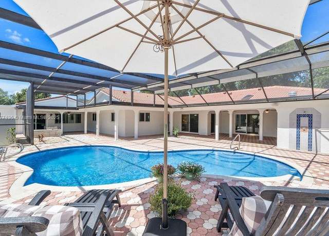 Property at 5141 SW 109th Ave, Davie, FL 33328, 6 beds, 4 baths