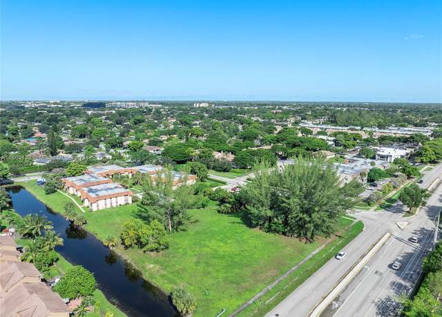 Property at 27th Riverside Dr, Coral Springs, FL 33065