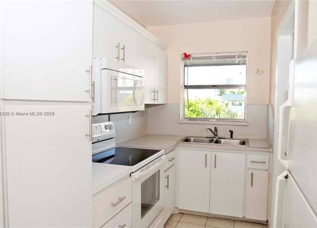 Property at 270 Layne Blvd #305, Hallandale Beach, FL 33009, 2 beds, 2 baths