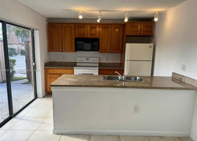 Property at 540 Green Springs Pl, West Palm Beach, FL 33409, 2 beds, 2.5 baths