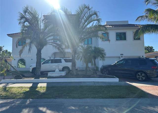 Property at 5900 NE 21st Ln, Fort Lauderdale, FL 33308, 6 beds, 4.5 baths