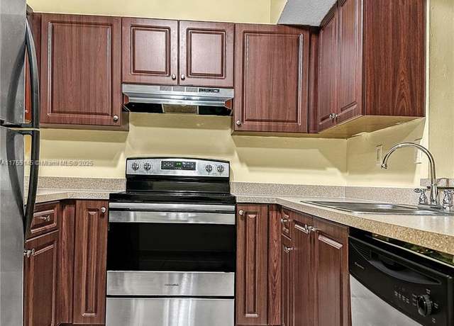 Property at 250 W Palm Cir W #103, Pembroke Pines, FL 33025, 2 beds, 2 baths