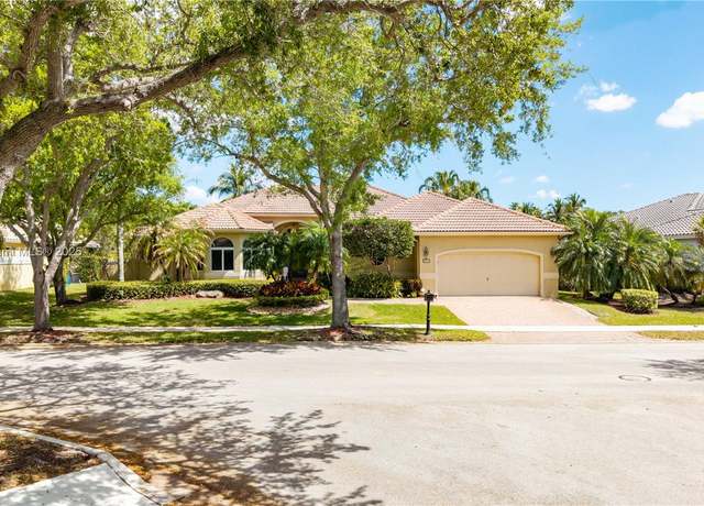Property at 2678 Meadowood Dr, Weston, FL 33332, 4 beds, 3.5 baths