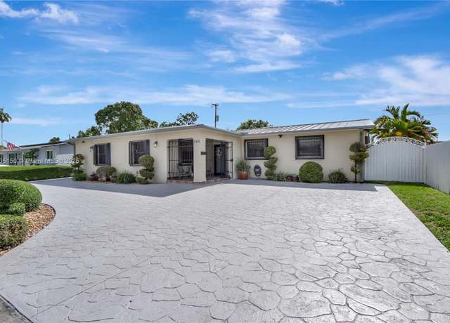 Property at 2311 SW 89th Ct, Miami, FL 33165, 3 beds, 2.5 baths