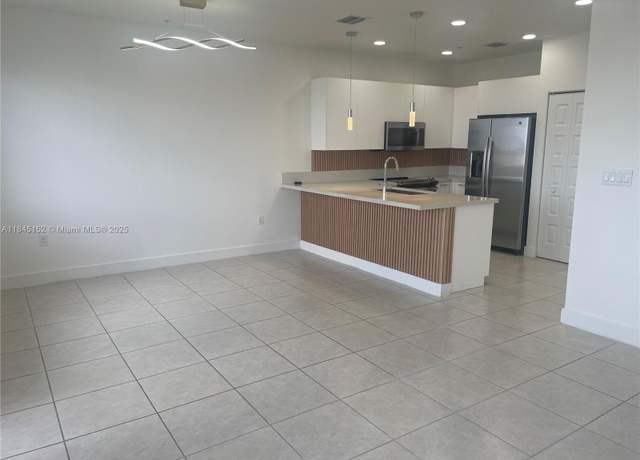 Property at 6455 NW 103rd Pl #304, Doral, FL 33178, 3 beds, 2 baths