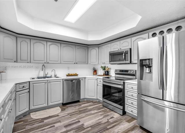 Property at 17425 NW 75th Pl #206, Hialeah, FL 33015, 4 beds, 3 baths