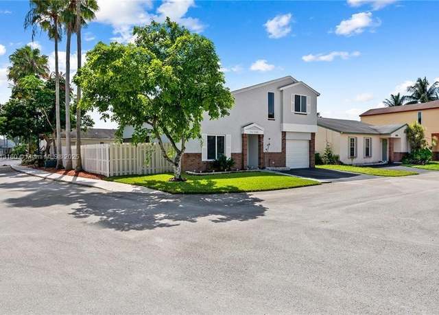 Property at 14100 Langley Pl, Davie, FL 33325, 3 beds, 2.5 baths