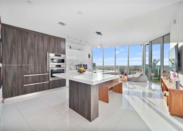 Property at 851 NE 1st Ave #3910, Miami, FL 33132, 1 bed, 2 baths
