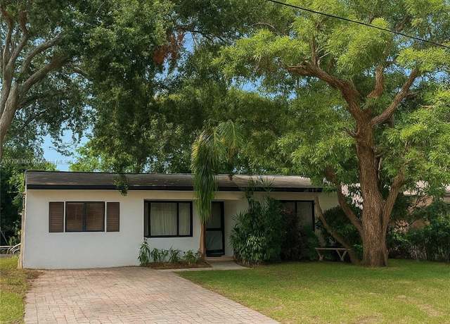 Property at 722 SW 10th St, Hallandale Beach, FL 33009, 4 beds, 3 baths