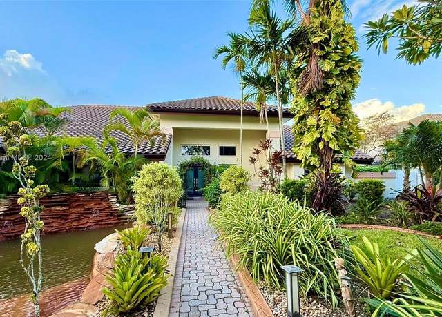 Property at 9749 SW 111th Ter, Miami, FL 33176, 6 beds, 4 baths