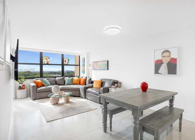 Property at 2555 Collins Ave #1106, Miami Beach, FL 33140, 2 beds, 2 baths