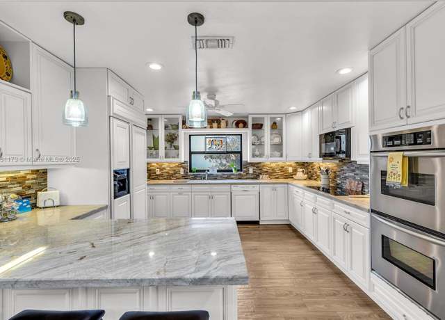 Property at 21899 Arriba Real, Boca Raton, FL 33433, 3 beds, 2 baths