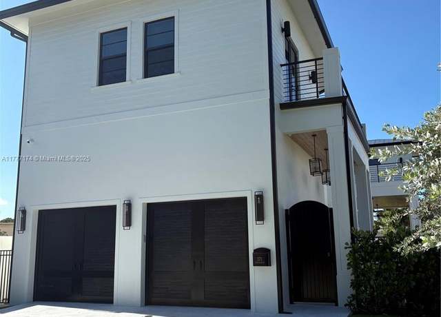Property at 371 E Lakewood Rd, West Palm Beach, FL 33405, 4 beds, 3.5 baths