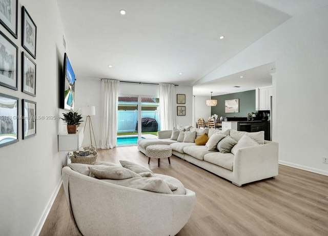 Property at 18998 Cloud Lake Cir, Boca Raton, FL 33496, 3 beds, 2 baths