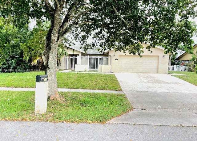Property at 226 Las Palmas St, Royal Palm Beach, FL 33411, 4 beds, 2.5 baths