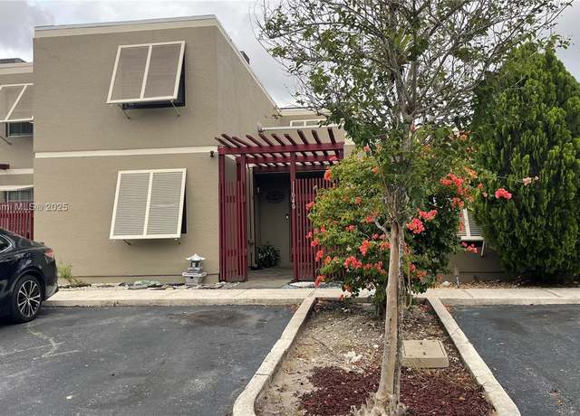 Property at 11040 S Lakeview Dr, Pembroke Pines, FL 33026, 3 beds, 2 baths