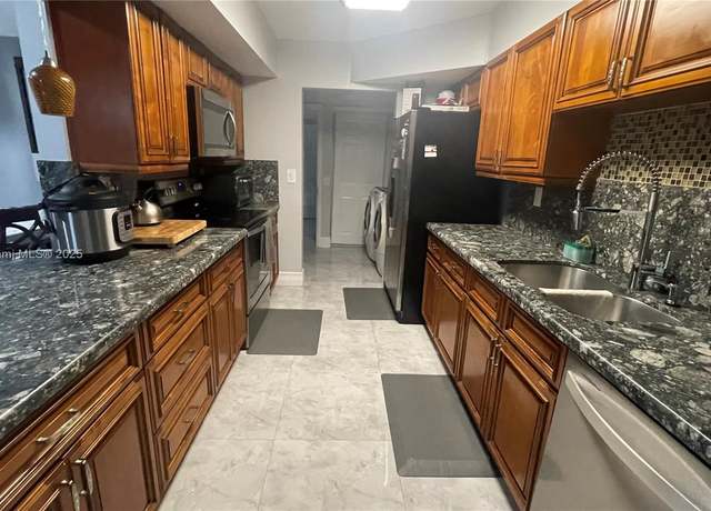 Property at 11040 S Lakeview Dr, Pembroke Pines, FL 33026, 3 beds, 2 baths