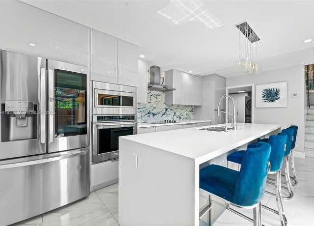 Property at 2557 Lakeview Ct #2557, Cooper City, FL 33026, 2 beds, 2.5 baths