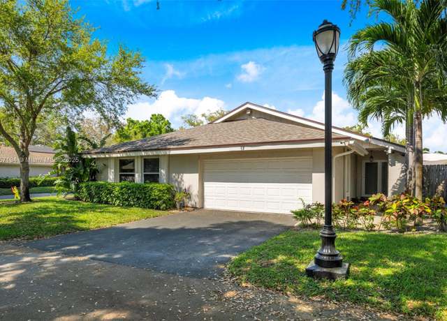 Property at 17 Boxwood Rd, Hollywood, FL 33021, 3 beds, 2.5 baths