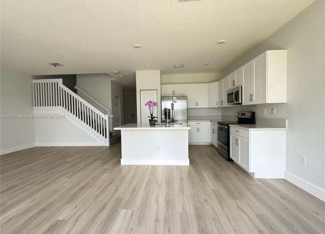 Property at 3318 W 100th Ter #3318, Hialeah, FL 33018, 3 beds, 2.5 baths