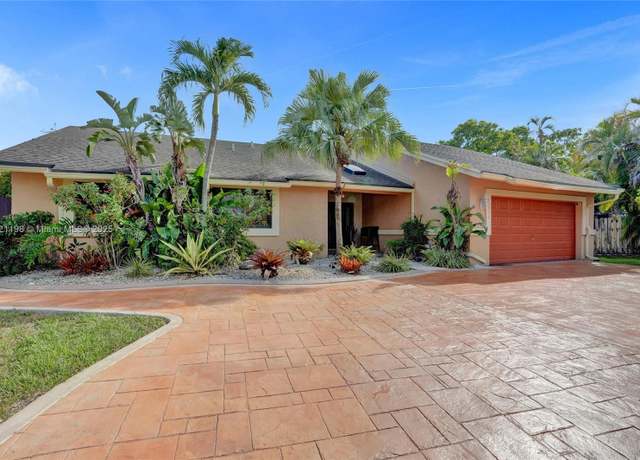 Property at 10030 SW 8th St, Pembroke Pines, FL 33025, 4 beds, 2.5 baths