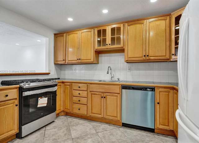 Property at 8650 SW 67th Ave #1022, Pinecrest, FL 33156, 3 beds, 2.5 baths